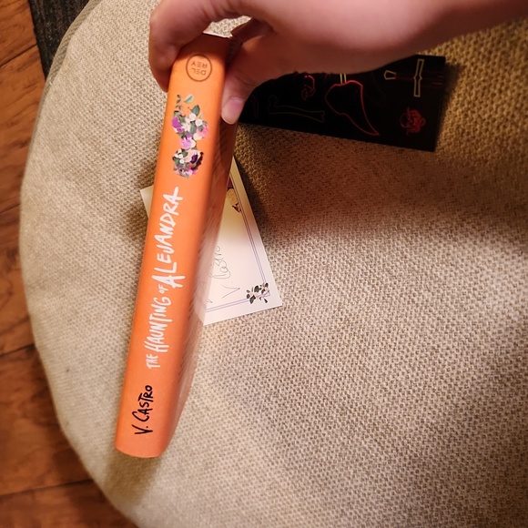 *signed* horror novel - Picture 2 of 5